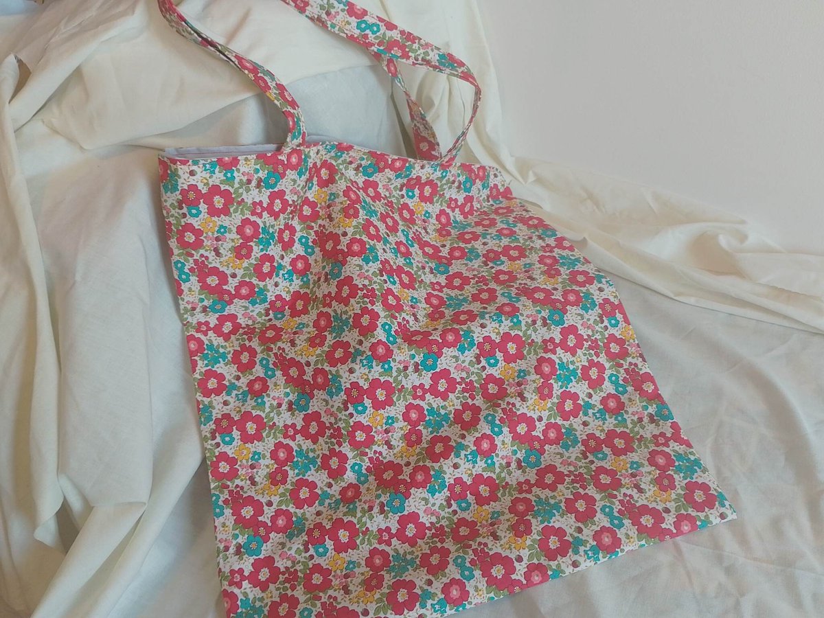 AnnaJLacey's tweet photo. Excited to share the latest addition to my #etsy shop: tote bag, fully reversible, floral, red, green, cream, grey lining. 13 1/2 x 15 inches handle 9 inches, 34 x 38 cm handle 23cms https://t.co/F5sxUMTnry #red #green #tophandle #totebag #shoppingbag #cream #greylinin https://t.co/clmaRVDarM
