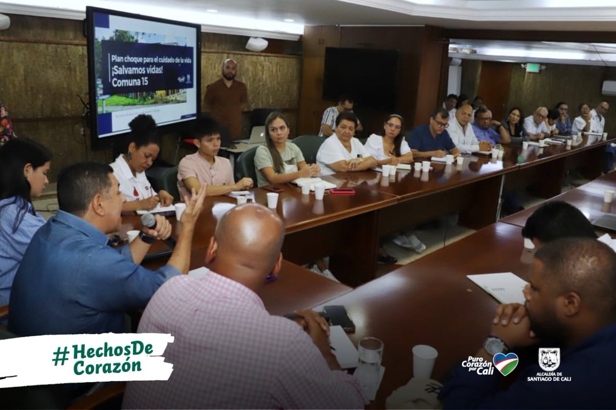 Educacion_Cali's tweet photo. #AEstaHora Reunidos con el  Alcalde @JorgeIvanOspina, organismos de la Administración Distrital e Instituciones Educativas de la comuna 15, para concretar acciones que fortalezcan la seguridad y la permanencia de nuestros estudiantes en las aulas de clase.

#HechosDeCorazón💙❤️💚 https://t.co/DKOOdxHR95