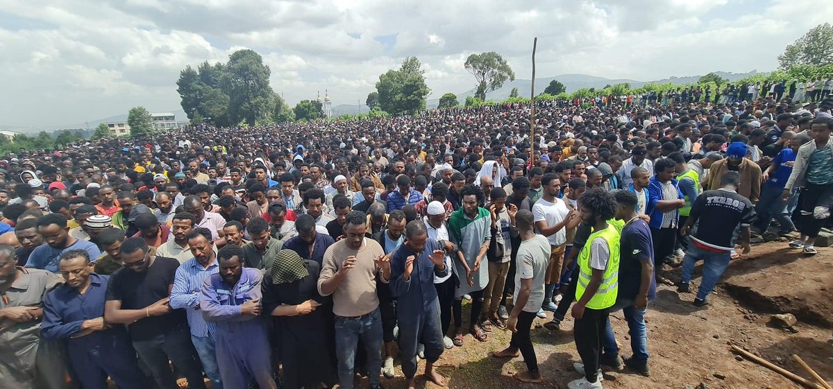 Thousands Attend Funeral For Four Muslims Killed By Police In Addis Ababa

While the dead were laid to rest today, Mukerem Asrar, Yonatan Mulugeta and Tadele Wabada are said to be in a critical condition at AaBET hospital form yesterday's shooting.

ethiopiancitizen.com/2023/06/thousa…