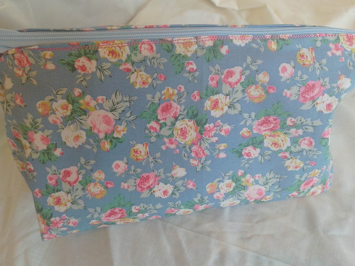 AnnaJLacey's tweet photo. Excited to share the latest addition to my #etsy shop: make up bag, pencil case, cosmetic bag, vintage styled material , fully lined, zipper closing, floral, red, green, cream https://t.co/dhtubr8Oe0 #red #green #makeupbag #cosmeticbag #pencilcase #vintage #floral #cre https://t.co/CBJQaa4cxd