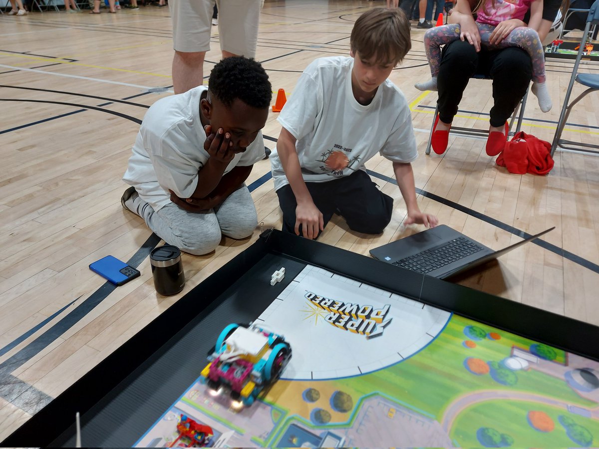 GeoffreyBisho10's tweet image. @ChristianFMPSD students are getting started in the 10th Annual @FMPSD robotics tournament! #SuperPowered @LEGO_Education