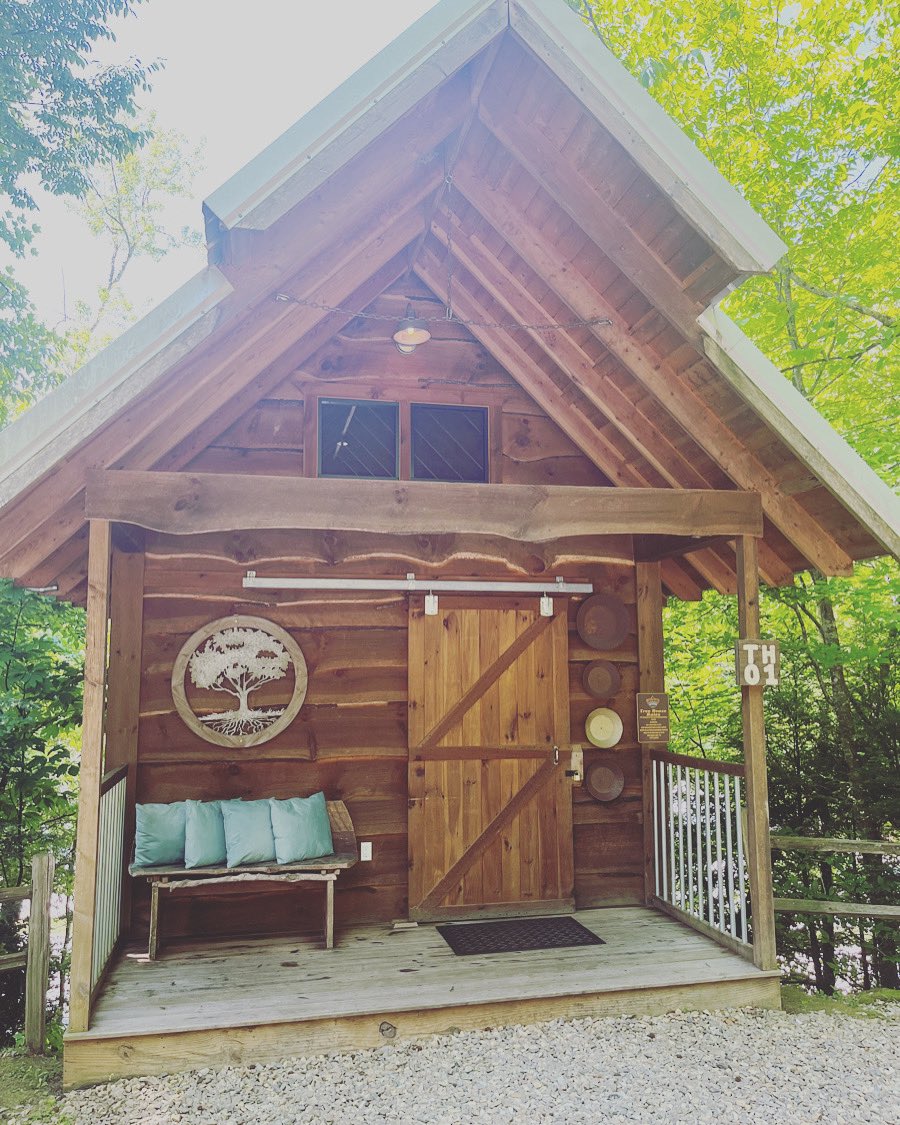 CampLeConte's tweet photo. Dreaming of an adventure? Book a luxury tree house in Gatlinburg, Tennessee! 🌲 #treehouse #treehouses #trees #treehouselife #treehouseretreat https://t.co/oetQ7IVFc2 https://t.co/4hsbmJCnYx