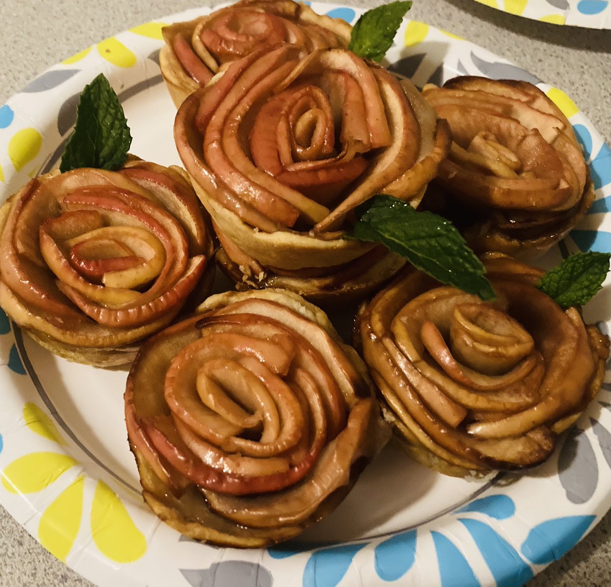 janegrandy7's tweet photo. Inspired by the enchanted rose from Beauty and the Beast 🥀 #disney #BEAUTYANDTHEBEAST #baking https://t.co/fxdSXNbJ15