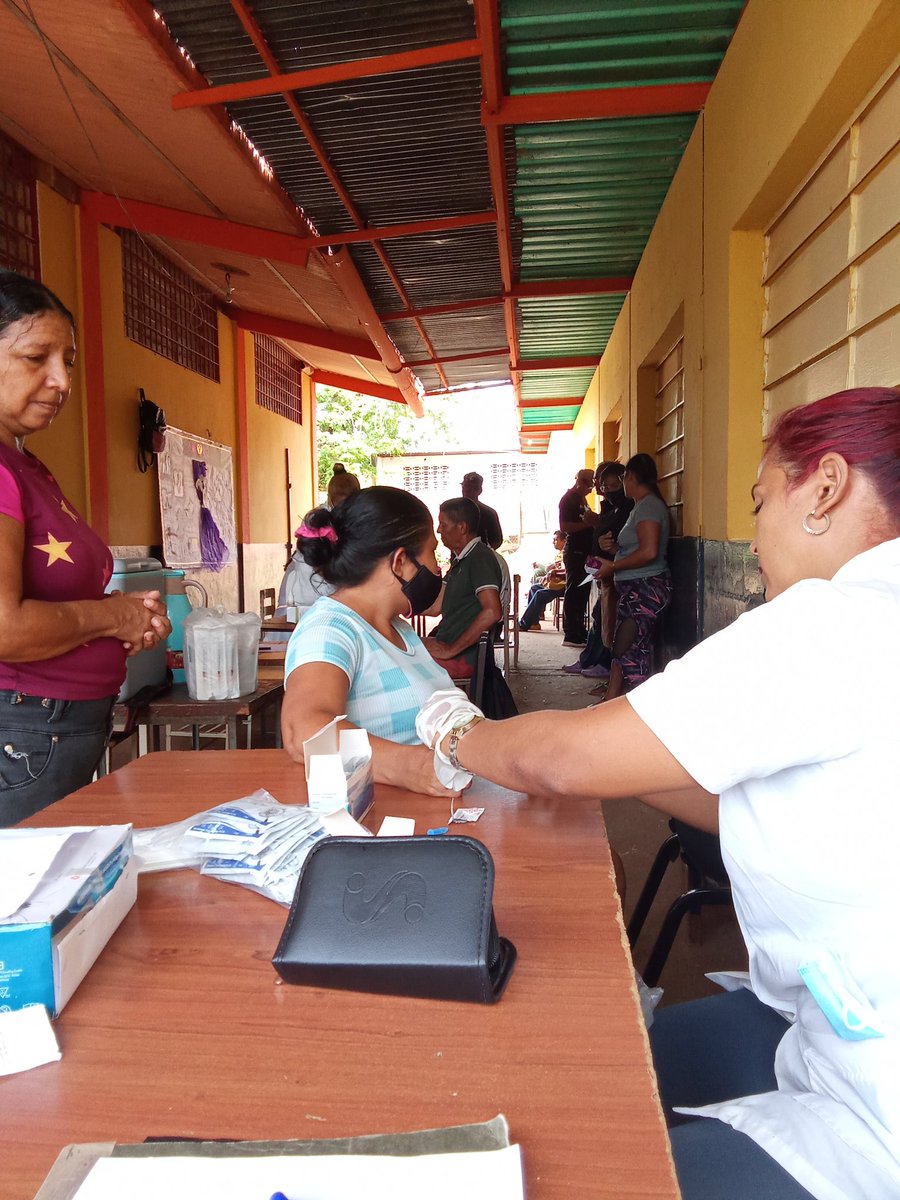OrlaMartin84282's tweet photo. Realizando jornada en el pueblo de palmarito ciudad bolivar CDI Simón Rodríguez https://t.co/RrC5lxHcYx