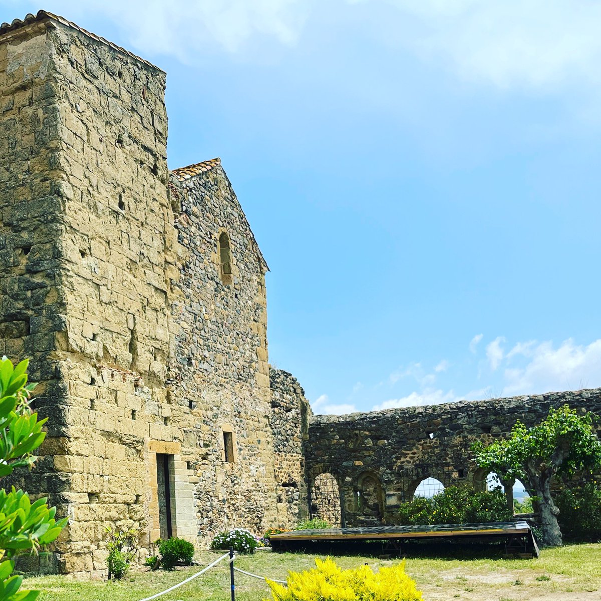 bankrobberbcn's tweet photo. Aquest diumenge serem a @elgatbornaix de Sant Miquel de Cruïlles amb @SelvaNua, compartint escenari amb @remeifresca a l'antic claustre del monestir (que ara és l'era de cals veïns). 18h. Serà maco. Veniu. https://t.co/V779cfpROf https://t.co/BColDgoJrr