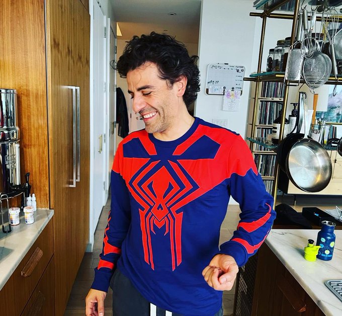 GeekZoneGZ's tweet photo. ¡Oscar Isaac vestido de Miguel O'Hara/Spider-Man 2099! ❤💙 #SpiderManAcrosstheSpiderVerse https://t.co/sY4NDjIxi6