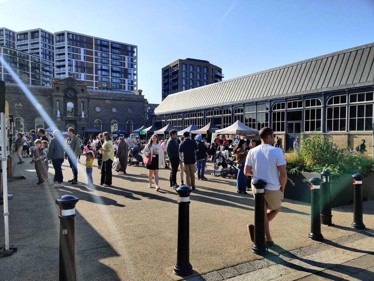 TasneemSharrem's tweet photo. Good vibes at tonight's @RAFarmersMkt ✨and I ate some awesome food including Mee Siam from HeSheEat (a new trader I haven't seen here before) and a pistachio tiramisu from @Italian_Recipe which I have had before and which I can highly recommend 😋 #supportlocal #Woolwich https://t.co/hT1P8hnvX8