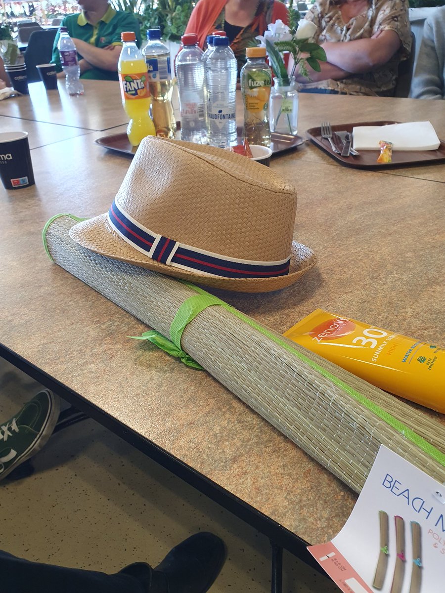 Mijn man heeft de leukste collega's, eerst een etentje en daarna de verrassing: we gaan met de wensambulance naar Egmond aan zee ❤️