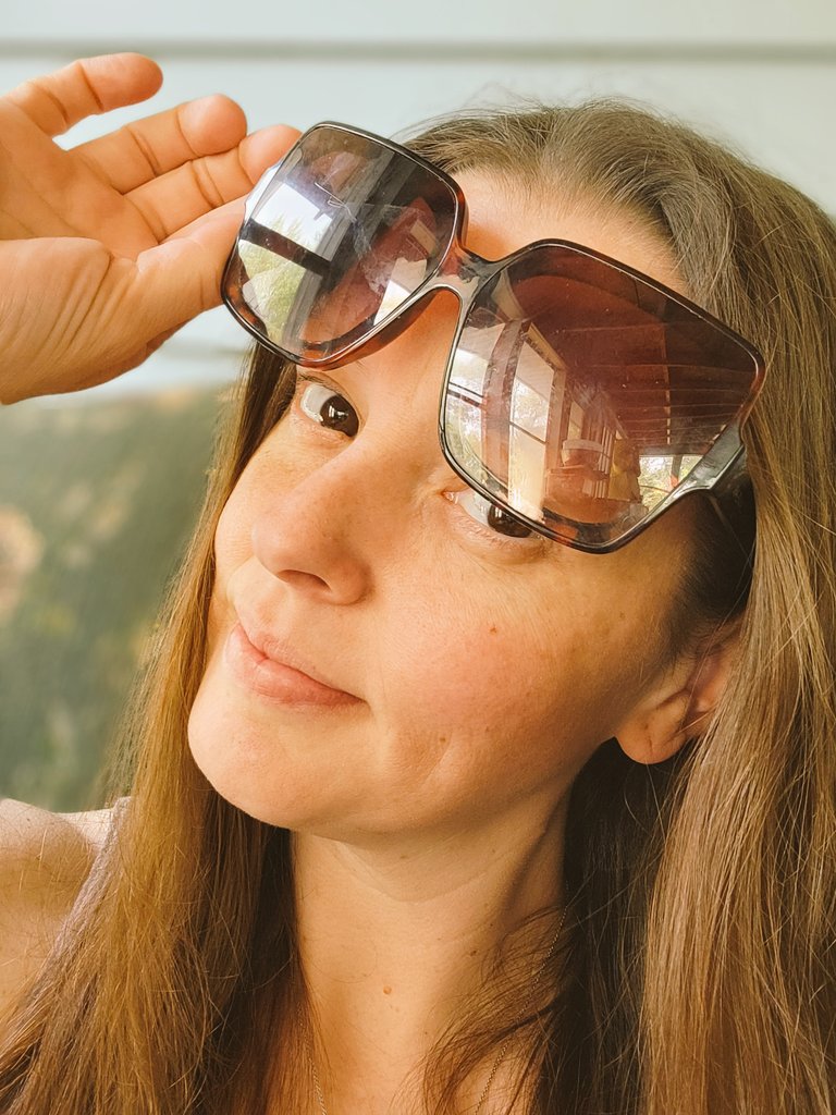 AmandaBlockeel's tweet photo. Good morning!  Sun...a bit of free time and no kids. I wish I was cool enough to go beach it up but not today...projects and time management unfortunately.  Lol. I'm still cool. I swear...these shades make me cool. 🤣😎 #workhardbutwhenistheplay? 🤔🤭🤣 #adulting #focusmindset https://t.co/AAJg9cJ1pl