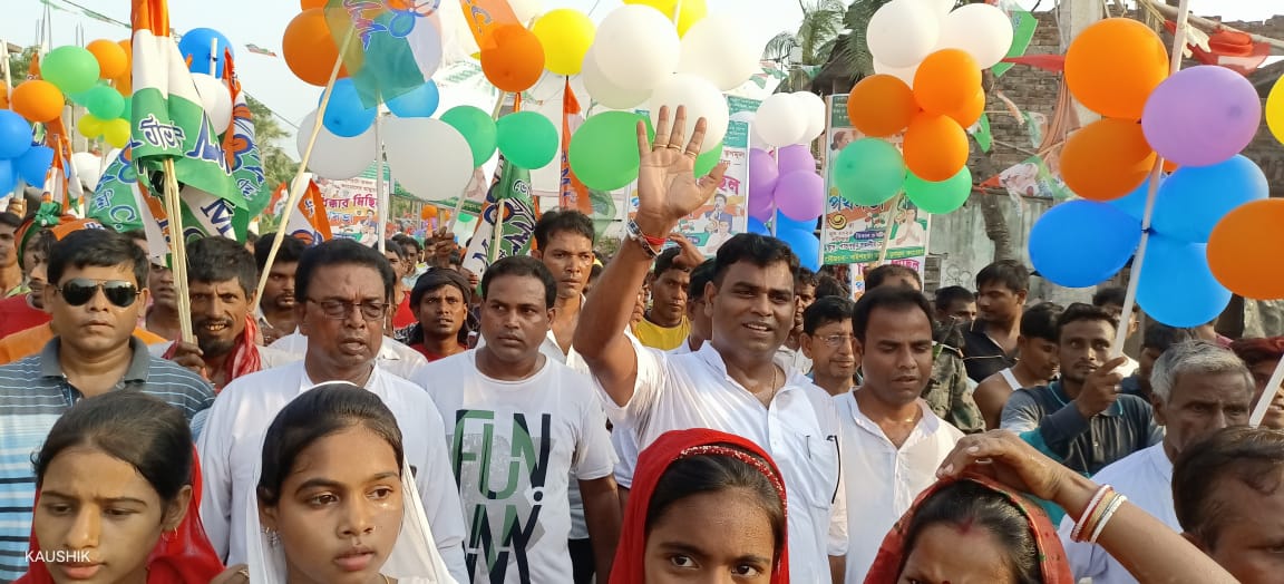 GaneshMondalMLA's tweet photo. কেন্দ্রীয় সরকারের স্বৈরাচারী জনবিরোধী নীতি ১০০ দিনের কাজের টাকা, আবাস যোজনার টাকা ও রাজ্য সরকারের প্রাপ্য টাকা না দেওয়ায় কেন্দ্রীয় বঞ্চনার বিরুদ্ধে প্রতিবাদ মিছিল অনুষ্ঠিত হলো বাইশহাটা অঞ্চলে। @abhishekaitc @MamataOfficial https://t.co/HiZByIUEUY