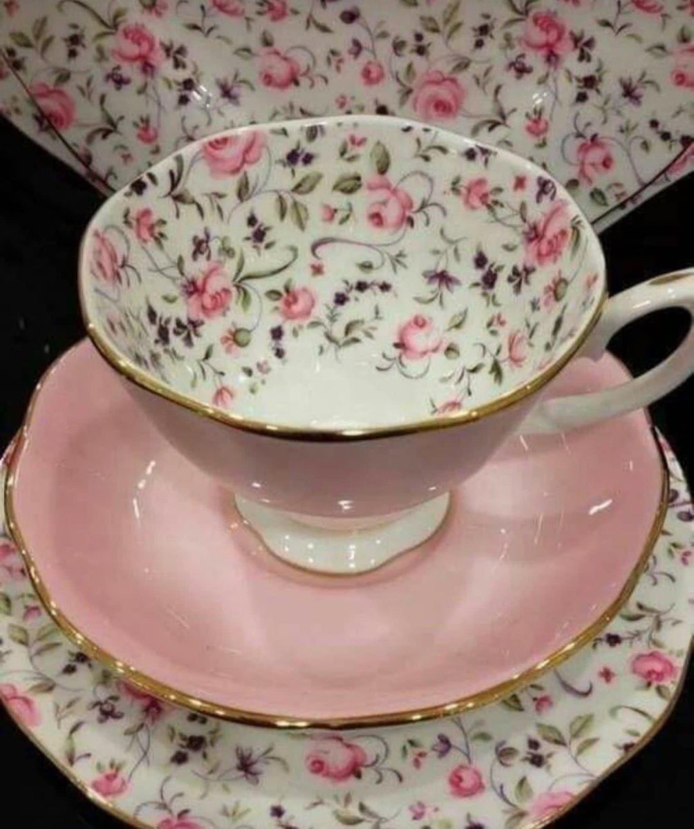Do you like floral patterns?

🌿🌸☕️🫖🌸🌿

#Teacups #Vintage #FineBoneChina #TeaTime

📷 ‘Rose Confetti’ teacup by Royal Albert