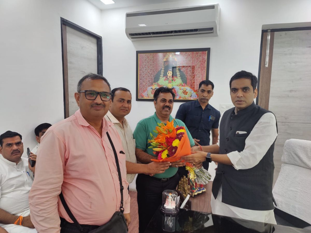 ChakallasBaaz's tweet photo. फ्लैटों की रजिस्ट्री से जुडी समस्याओं के बारे में नेफोमा अध्यक्ष ने कराया नोएडा के विधायक पंकज सिंह को अवगत
 
https://t.co/5t9YFRRecr
 
#nefoma #noidacity #greaternoida #noidanews #PankajSingh #flatregistry #registry @PankajSinghBJP https://t.co/jLwGaJfPAD