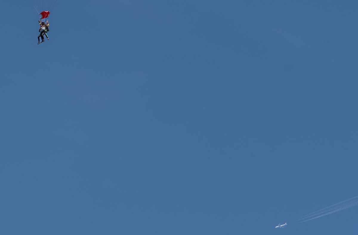 DurhamSSFC1888's tweet image. #ShottonAirfield #Peterlee 

Parachute descending with a @lufthansa Boeing 747 D-ABYU in the frame  

@ThisisDurham @NorthEastTweets @AvgeeksAero @NCLairpics