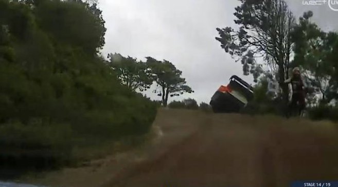_SoloRally's tweet photo. Ogier OUT!!
El líder del Rally Italia Sardegna se ha salido a baja velocidad. Están intentando volver a la carretera.
#RallySardegna #RallyItalia #WRC #WRCLiveES #SoloRally https://t.co/5aRt8KMshb