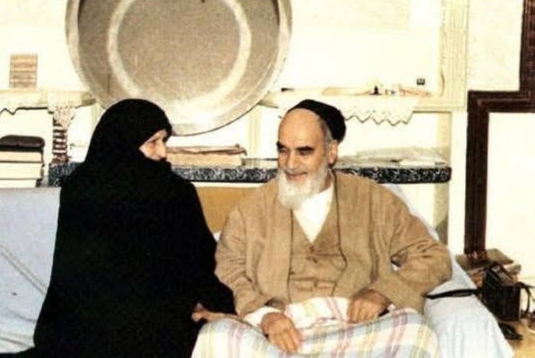 Haq_Parast_110's tweet photo. Imam Khomeini would always tell his wife: ‘Don’t sweep.’  If I wanted to wash the children’s clothes at the pond, he would come and say: “Get up, you shouldn’t be washing will wash them.”   

#KhomeneiForAll https://t.co/4CKeTsdzdc