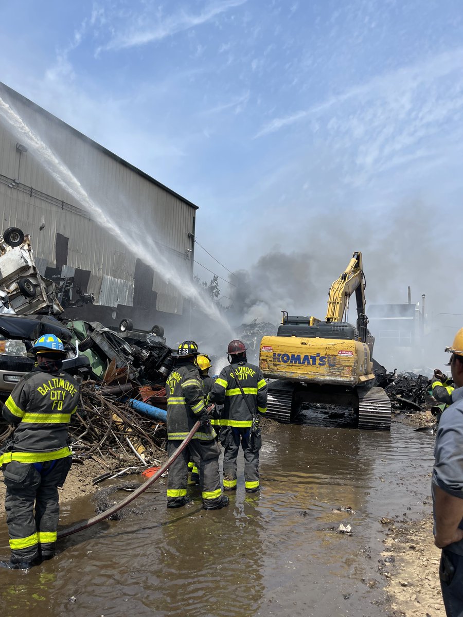 BCFDL734's tweet photo. 🔥RUBBISH FIRE🔥
1400 blk Bayard St 21230
#WashingtonVillagePigtown
@PhyliciaPorter_

#BMORESBravest extinguishing a rubbish fire next to a building. The fire caused thick black smoke to be seen across the city. The fire is under control. https://t.co/mlwFyGetW5