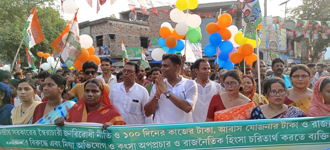GaneshMondalMLA's tweet photo. কেন্দ্রীয় সরকারের স্বৈরাচারী জনবিরোধী নীতি ১০০ দিনের কাজের টাকা, আবাস যোজনার টাকা ও রাজ্য সরকারের প্রাপ্য টাকা না দেওয়ায় কেন্দ্রীয় বঞ্চনার বিরুদ্ধে প্রতিবাদ মিছিল অনুষ্ঠিত হলো বাইশহাটা অঞ্চলে। @abhishekaitc @MamataOfficial https://t.co/HiZByIUEUY