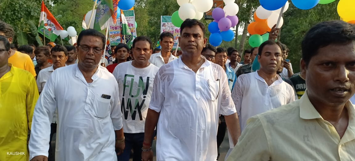 GaneshMondalMLA's tweet photo. কেন্দ্রীয় সরকারের স্বৈরাচারী জনবিরোধী নীতি ১০০ দিনের কাজের টাকা, আবাস যোজনার টাকা ও রাজ্য সরকারের প্রাপ্য টাকা না দেওয়ায় কেন্দ্রীয় বঞ্চনার বিরুদ্ধে প্রতিবাদ মিছিল অনুষ্ঠিত হলো বাইশহাটা অঞ্চলে। @abhishekaitc @MamataOfficial https://t.co/HiZByIUEUY