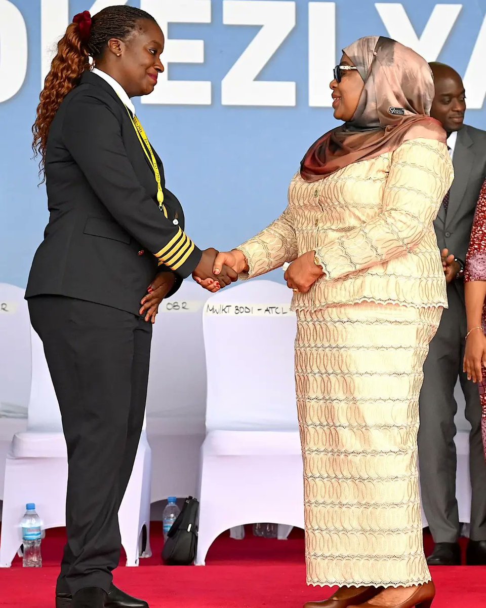 dagprojecttz's tweet photo. Mhe. Rais Samia Suluhu Hassan akimpongeza mmoja wa Marubani walioileta Ndege mpya ya Mizigo aina ya Boeing 767-300F ya Shirika la Ndege la Tanzania ATCL Kapteni Neema Swai mara baada ya kuwasili katika uwanja wa Ndege wa Kimataifa wa Julius Nyerere Jijini Dar es Salaam https://t.co/XHnHITLKSS
