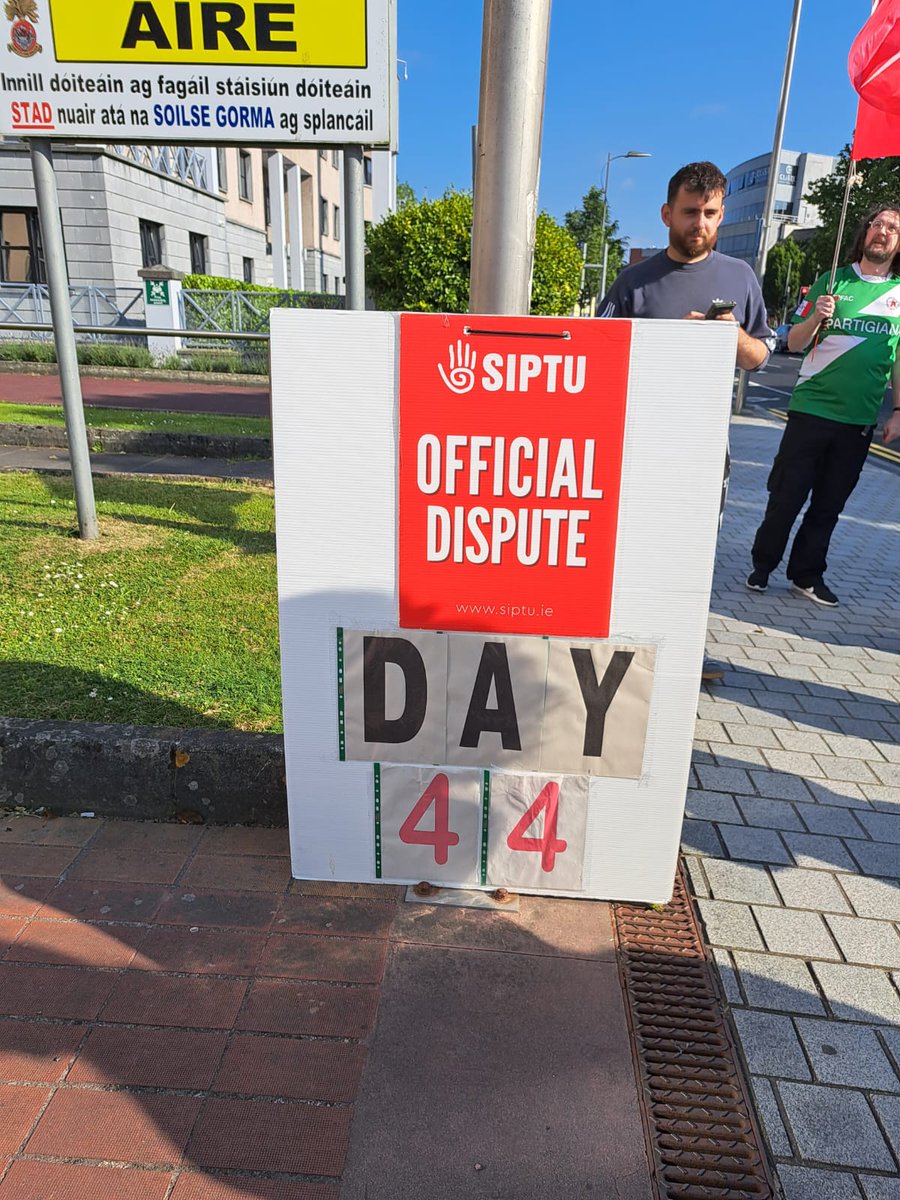 TSSAScotland's tweet photo. RT @TSSAunion: Yesterday our members showed solidarity with members of SIPTU, who have been on strike for 44 days. https://t.co/NwG7CcJGaF