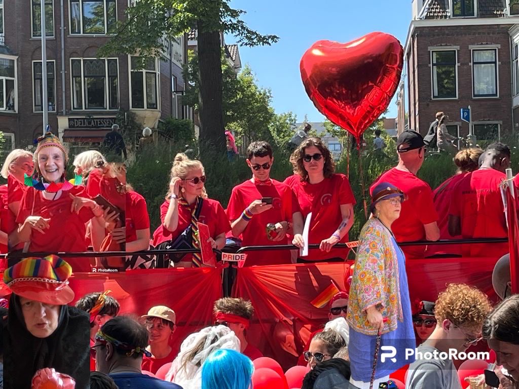 Charlot12898347's tweet photo. Die stiekemerd van een Geertruida (ook een zus van de excentrieke familie) ze wil er niks van weten maar zit toch op de kadeโฆ #prideutrecht #pride #theater #regenboog https://t.co/OJ07W8gocG