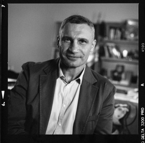 HumanUnityFilm's tweet photo. Check out this incredible item up for auction supporting HUMANΨUNITY! Limited edition @Hasselblad print of world boxing champion &amp; Kyiv Mayor @Vitaliy_Klychko signed by @NatGeo Photographer and HUMANΨUNITY Director Mark Fisher

Visit https://t.co/WN5lTvtZfK today to place a bid https://t.co/Zgy4t4Z9IC