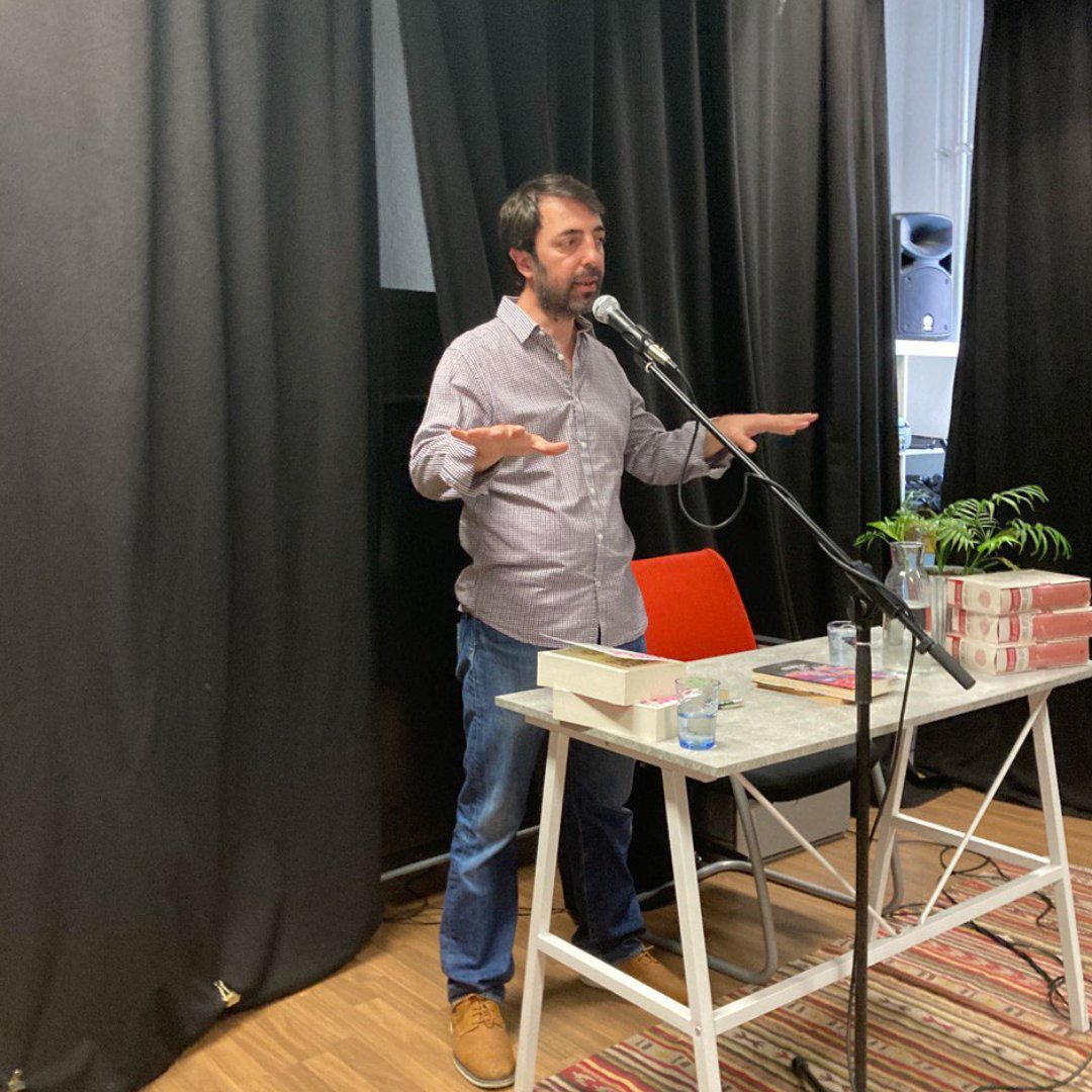AdarSchule's tweet photo. Momente vom 20.05.2023: Spezialvortrag zur kurdischen Ulysses-Übersetzung mit der Beteiligung von @kawanemir  
Moderation: @yaschikroj und Aram Zoza
🌳
@adarschule
https://t.co/67lqcGDqJI
🌳
#kurdisch #jamesjoyce #ulysses #kawanemir #buchvorstellung #übersetzung #adarschule https://t.co/9zp0NoU9IE
