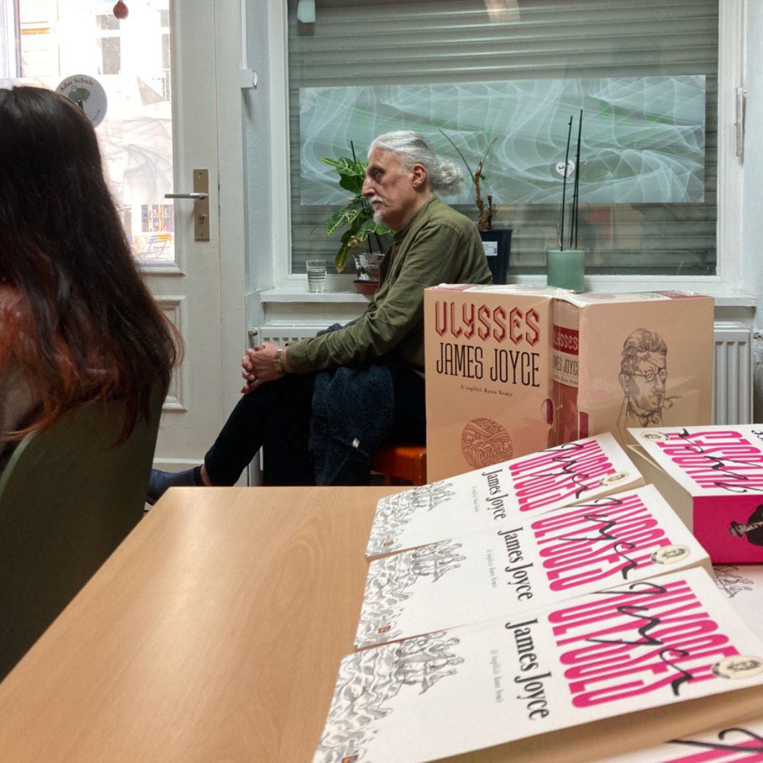 AdarSchule's tweet photo. Momente vom 20.05.2023: Spezialvortrag zur kurdischen Ulysses-Übersetzung mit der Beteiligung von @kawanemir  
Moderation: @yaschikroj und Aram Zoza
🌳
@adarschule
https://t.co/67lqcGDqJI
🌳
#kurdisch #jamesjoyce #ulysses #kawanemir #buchvorstellung #übersetzung #adarschule https://t.co/9zp0NoU9IE