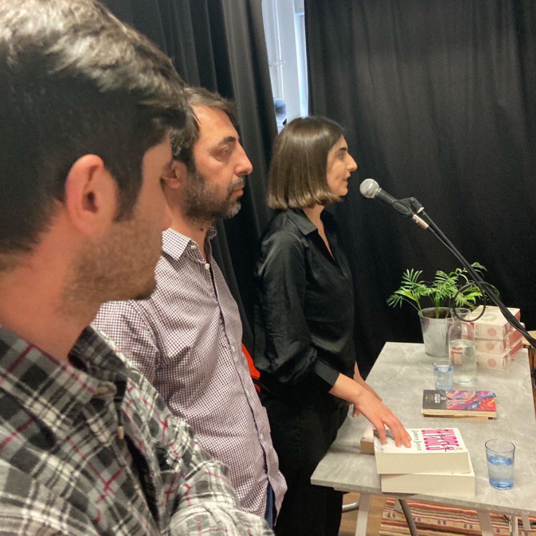 AdarSchule's tweet photo. Momente vom 20.05.2023: Spezialvortrag zur kurdischen Ulysses-Übersetzung mit der Beteiligung von @kawanemir  
Moderation: @yaschikroj und Aram Zoza
🌳
@adarschule
https://t.co/67lqcGDqJI
🌳
#kurdisch #jamesjoyce #ulysses #kawanemir #buchvorstellung #übersetzung #adarschule https://t.co/9zp0NoU9IE