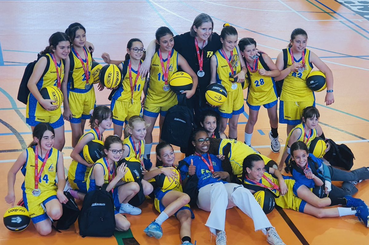 FEMENINALCORCON's tweet photo. SEGUNDAS de MAdrid 💪🥈💥 Enhorabuena equipazo x esta grandísima temporada en la q nos habéis hecho disfrutar con vuestro progreso, alegría e ilusión en cada partido. Aquí hay mucho talento y muchísimo futuro FA 💛💙 Disfrutarlo jugonas! #yosoydelFA #yellowpower #entrenadoras🔝 https://t.co/LQ88QaEeTB