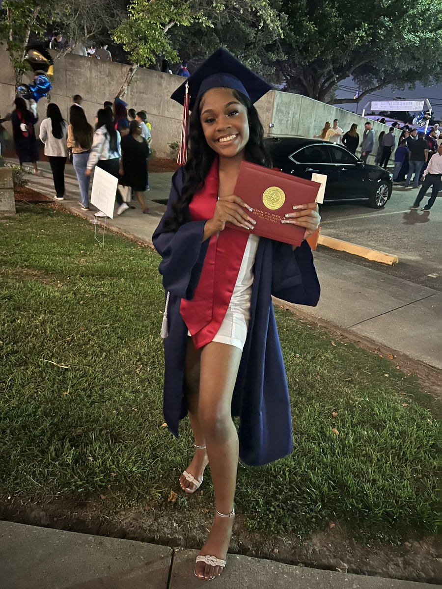 JSManning_'s tweet photo. Nyiah graduated🎉 @DavisHS_AISD Class of 2023! 
Next stop @SouthernU_BR see you in the Fall! 

#alwaysafalcon
#proudjaguar https://t.co/4Nuu8f4vne