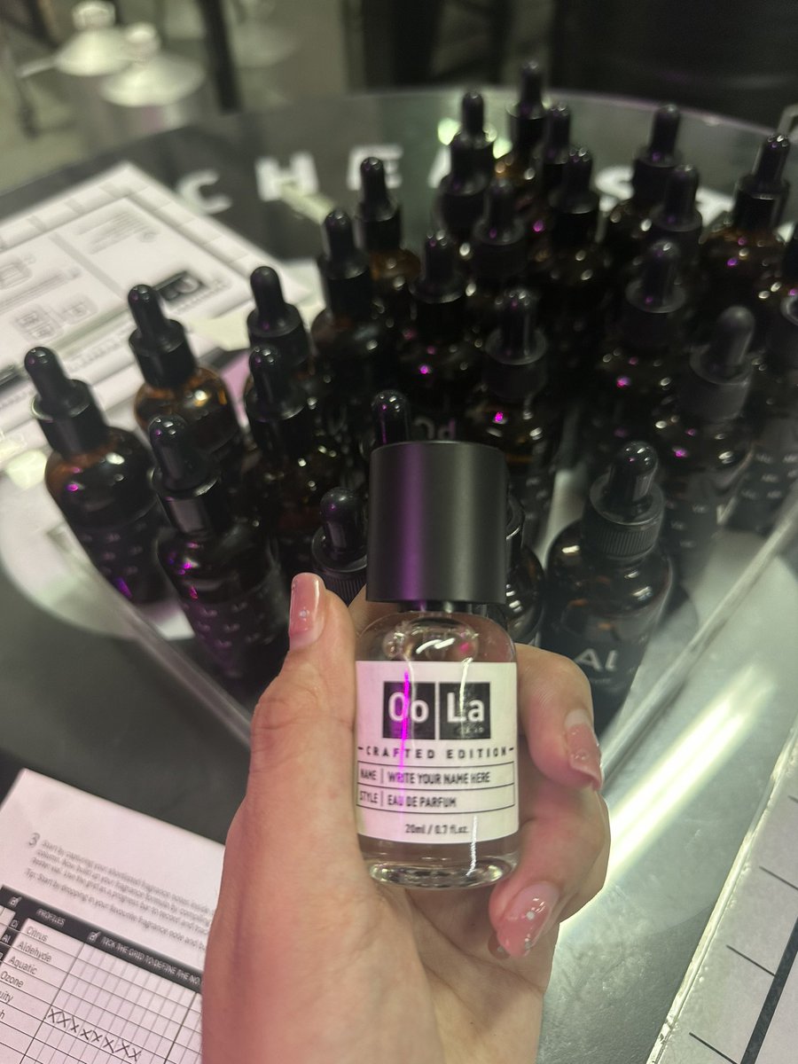 ใครมาเที่ยวสิงคโปร์อยากลืมไปกด Singapore Reward นะ นี่ลง workshop ทำน้ำหอมมา สนุกมาก ได้น้ำหอมกลับมา 20 ml แบบที่เราทำเองด้วย เขามีให้กดฟรีได้คนละ 1 กิจกรรม ใช้ได้ 1 ครั้งเท่าน้านน #รีวิวสิงคโปร์