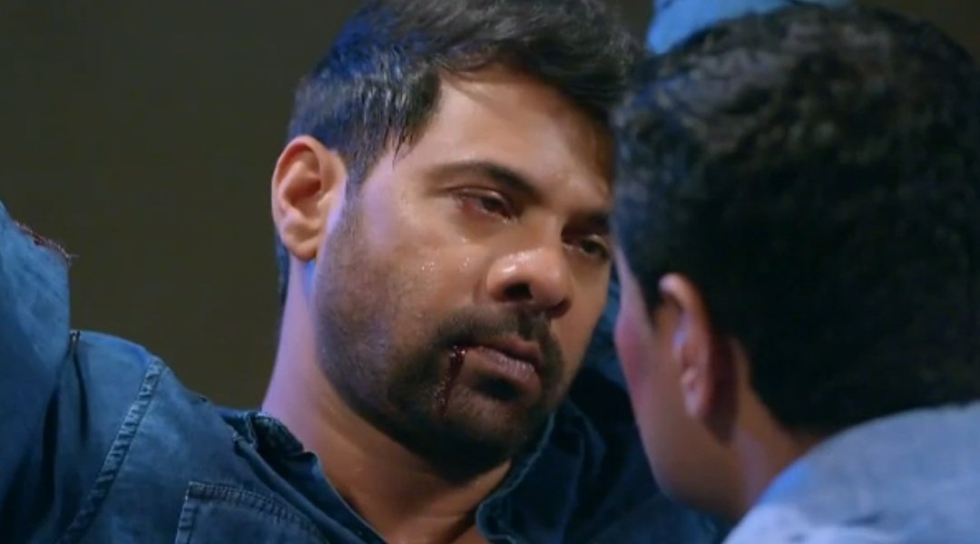 This paglu can't listen anything about his Radha 🙁 how can he survived if he watch her in that situation 😭😭 I am scared for Mohan 😖
#ShabirAhluwalia #RadhaMohan