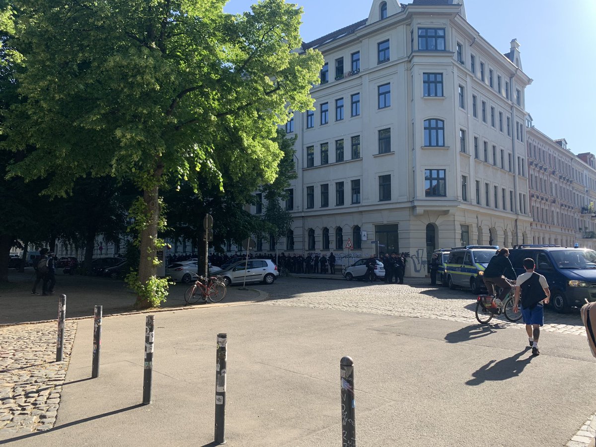 pablo_lej's tweet photo. Kochstraße (angrenzende Straße am Alexis Schuhmann Platz) ist mit mehreren Polizeiautos abgesperrt, mindestens 60 Polizisten in Kampfmontur warten mit Kribbeln in den Fingern drauf das Grundgesetz in seine Schranken zu weisen. #le0306 https://t.co/nMtqd4bP4l