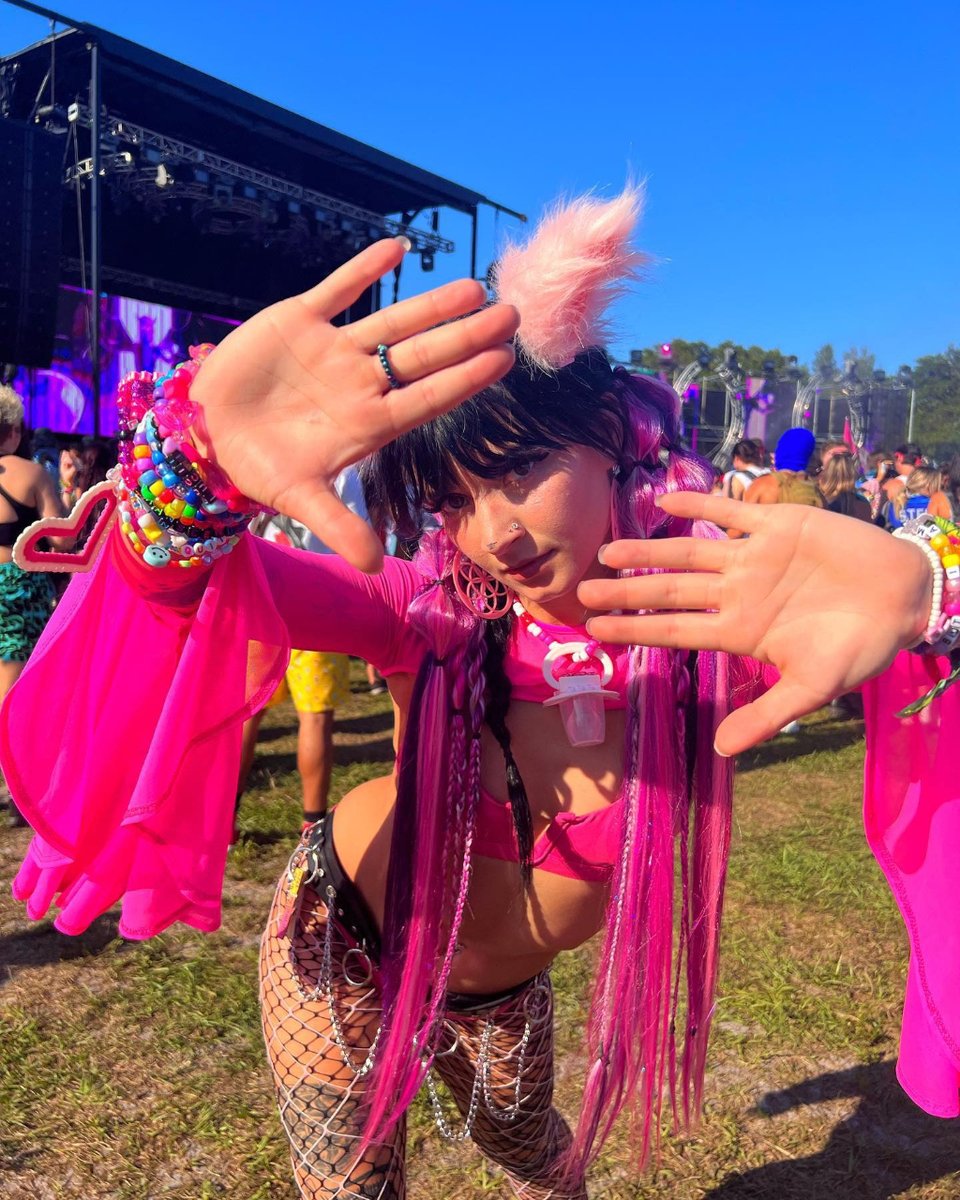 daily_ravers's tweet photo. 🎉Summer ain't complete without a festival🤩, and my festival look is a mix of glitter, neon, and a touch of 'I woke up like this.
So, tell me, what's your festival style? Let's get ready to rave, fam! 

#SummerFest #RaveFamily #FestivalVibes https://t.co/F9rzZH6d4U