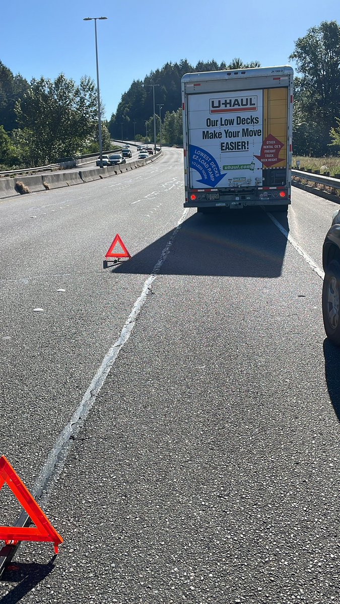 toweringrock's tweet photo. Broke down a mile from picking it up what a great advertisement for Uhaul #uhaulfamous https://t.co/hmXA2c73Bh