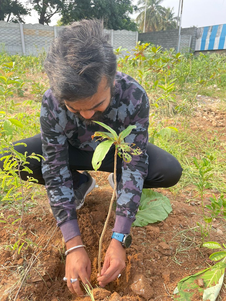 OfficialBSENS's tweet photo. Our Being Social-Ek Nayi Shuruaat volunteers planted 250 plants today.🌳🌲🌴

Dil se thank you to each one who participated today and planted the saplings. https://t.co/ADX4He0Mhe