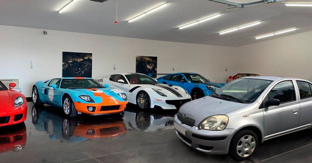 ChiguireBipolar's tweet photo. Jeque árabe añade a su colección de autos de lujo costoso Yaris 2001 usado que compró en Caracas https://t.co/CB1zcJH0je https://t.co/0rJTUOAFqM
