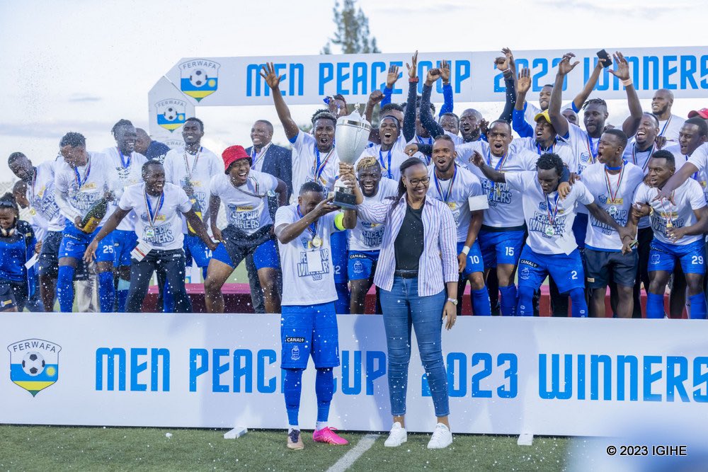 rayon_sports's tweet photo. The things we love to see! 🥳🥳🥳 | #Champions 🤍💙

📸: @IGIHE 

#PeaceCup | #Gikundiro https://t.co/fIJuzEltaG