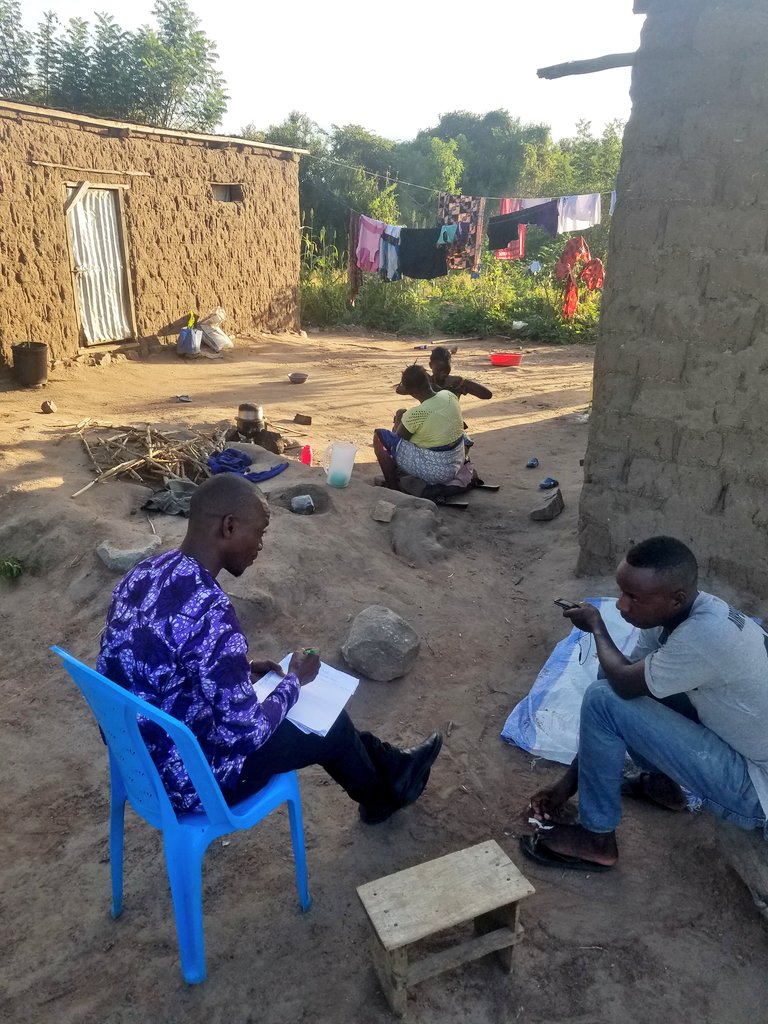 ndandavale's tweet photo. Mimi #Ngogwe nikiongea na mwananchi wa kijiji cha Manguluma kata ya Igongwa Wilaya ya Kwimba,Mwanza.

#TaifaLaWote #MaslahiYaWote https://t.co/HC4awBM4jz