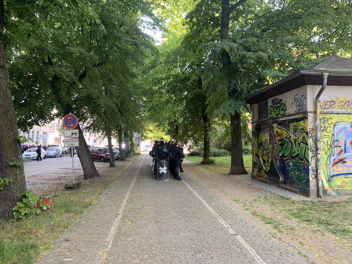 pablo_lej's tweet photo. Kleingruppen von Vermummten im Park gesichtet, potentielle Gewalttäter. Bitte passt auf euch auf! #le0306 https://t.co/z8oglZdmY8