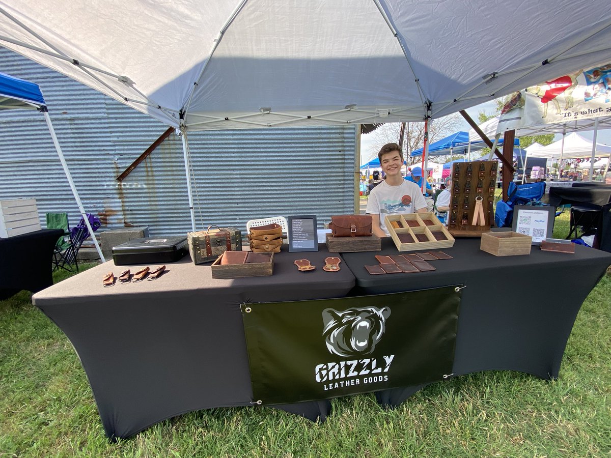 Shop the Downtown Forney Market today till 3pm! Featuring artisan made gifts, baked goods, custom items and more! And don’t miss today’s Forney Flavors food trucks! 210 E. Broad St. #forneyarts #artisanmarket #artisanmarket #dfwevents #shoplocal