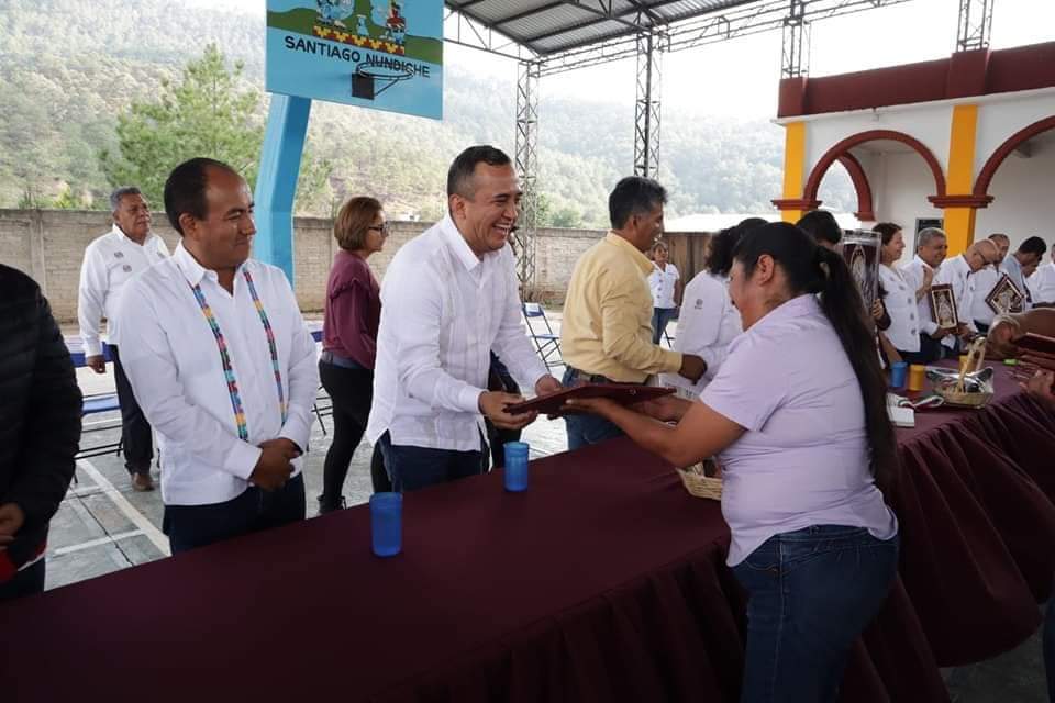 ElTigredFormula's tweet photo. Santiago Nundiche, pueblo mixteco #TerritoriosBienestar, de los 100 municipios del proyecto estrategico de atención del Gob. Salomón Jara Cruz, quien junto con @Nino_Morales1, buscan beneficiar a los mas pobres, en la #PrimaveraOaxaqueña, #SomosUnPuebloTransformandoSuHistoria https://t.co/jNUpYJjAfe