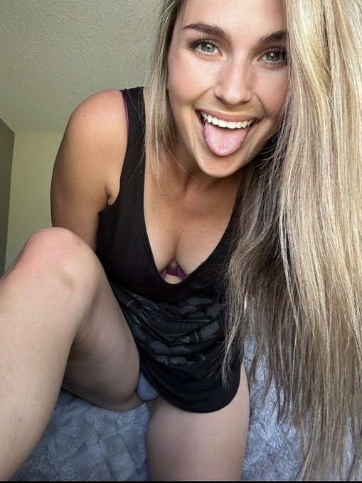 RT if you think we should stay pant less today! 😜 https://t.co/8rkid9NI5B