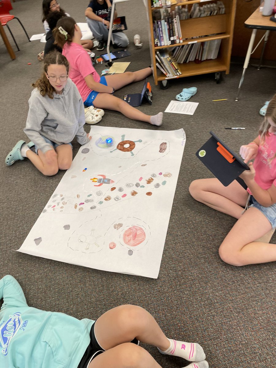 BenderLibrarian's tweet photo. 5th graders researched a planet, created a map of space, then coded their Sphero and iRoot robots to blast off from earth to circle their planet and back. #robots 🌎🪐🚀 https://t.co/4DbxFcAZTq