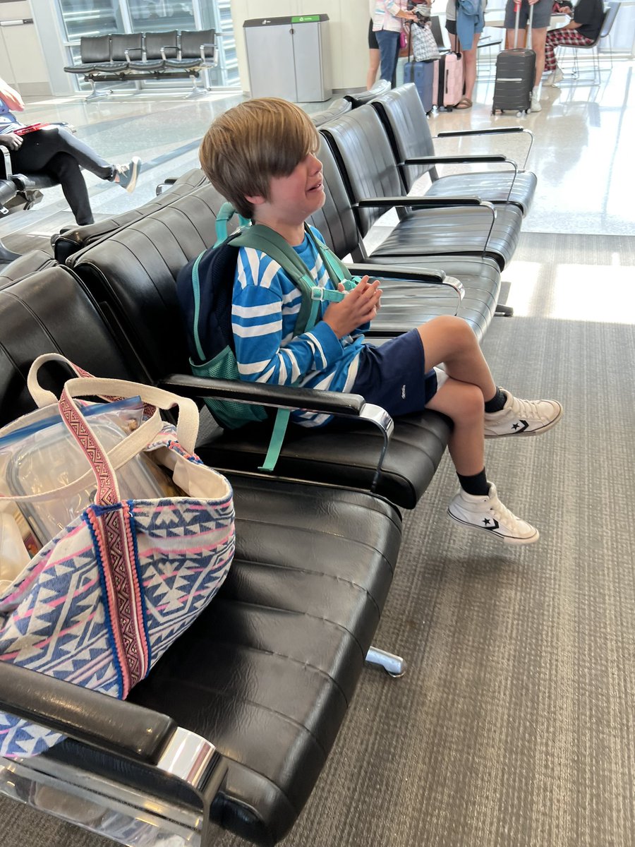 VixenVulpes86's tweet photo. Thanks @AmericanAir! #sobbingchildren #airlinessuck https://t.co/PiTkEHQF5h