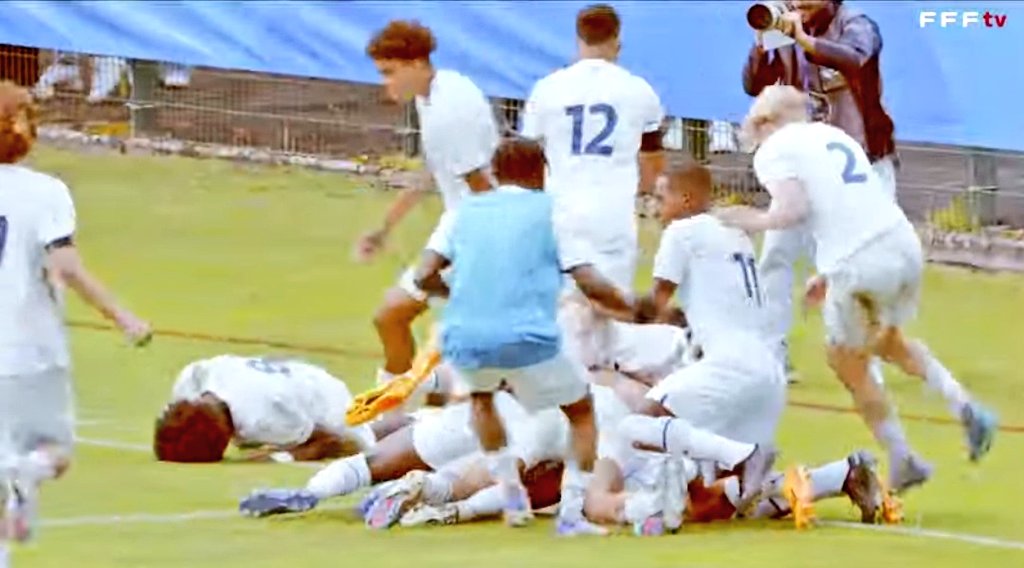 🔵⚪ Victoire des U17 en finale  au penalty contre Amiens Enzo Sternal a marqué le penalty victorieux !  Bravo 👏👏

#TeamOM #u17