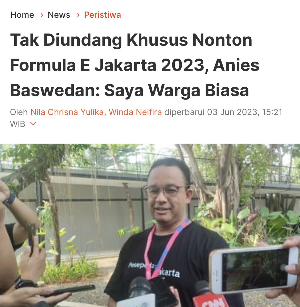 GeiszChalifah's tweet photo. Anies dtg dgn sumringah dia naik bus, antri sbgmn warga umumnya. Anies beli tiket sendiri &amp; tak diundang dalam perhelatan yang yg dia inisiasikan dgn sgl hambatan yg dia terima saat itu. 
Komentar sy kpd penyelenggara
1Selamat &amp; Sukses.
2KALIAN PECUNDANG https://t.co/CxY82cYVUG