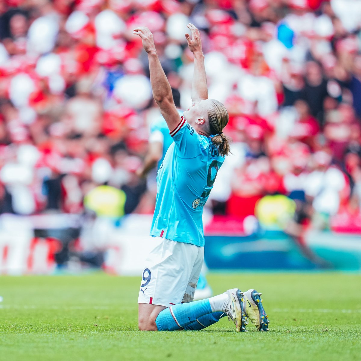 ManCity's tweet photo. 🙌 @erling 🙌

🔵 2-1 🔴 #ManCity 🏆 https://t.co/8yAjhoiJXD