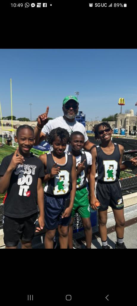 BronzeClassES's tweet photo. Oh! Did I mention that we are scholars AND athletes!!! 🔥🦅💚 Best in City…4 X 100 Relay Team 🏃🏾🏃🏾🏃🏾🏃🏾💨 Congratulations, Coach Cook! #BCSPride #Soaring https://t.co/ns5zAmfaz9